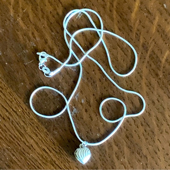 Vintage 925 Silver Puffed Ribbed Heart Pendant On A Snake Chain Necklace - Picture 4 of 6